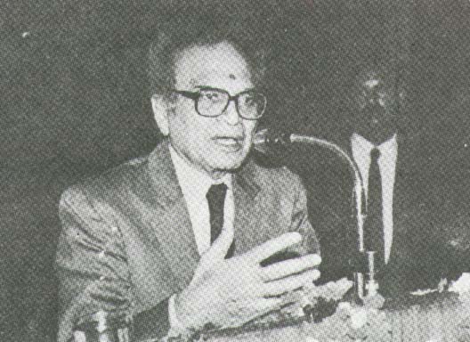 Shri Jagmohan delivering his speech at the premiere of